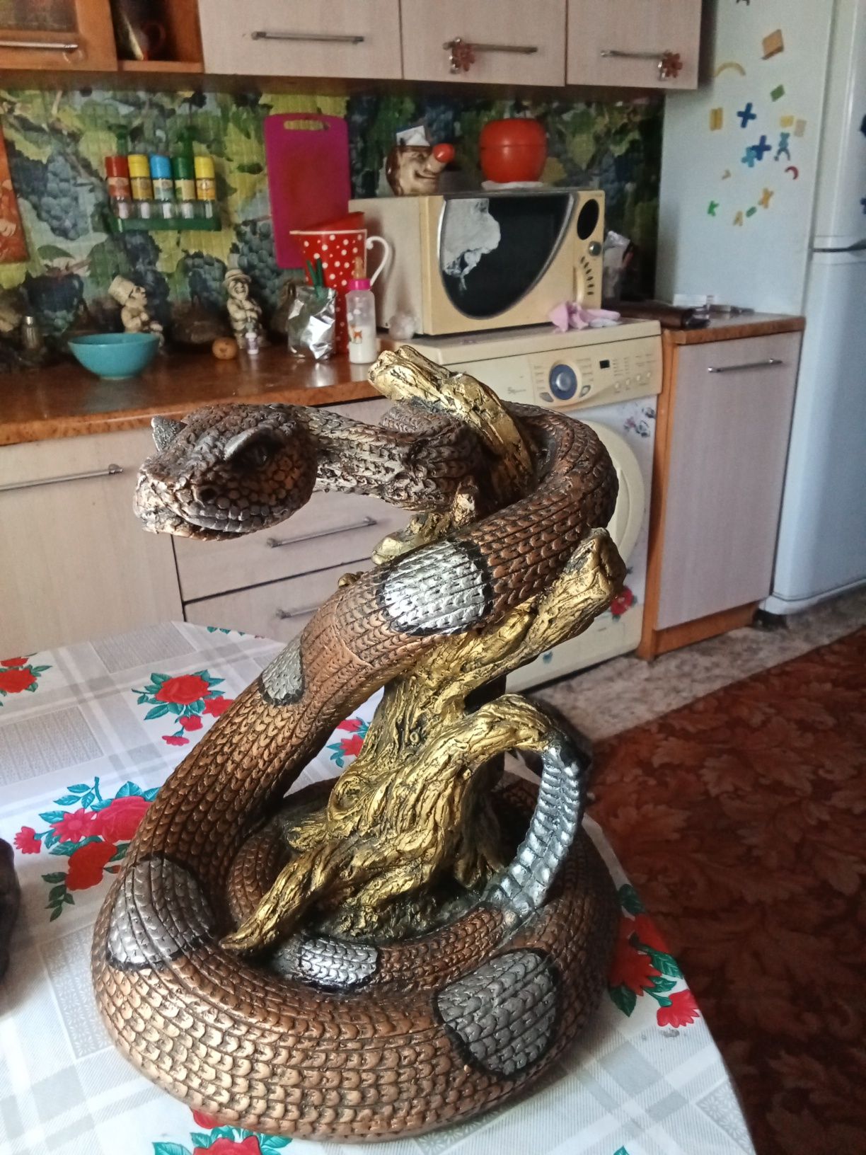 Сувенир змея на дереве