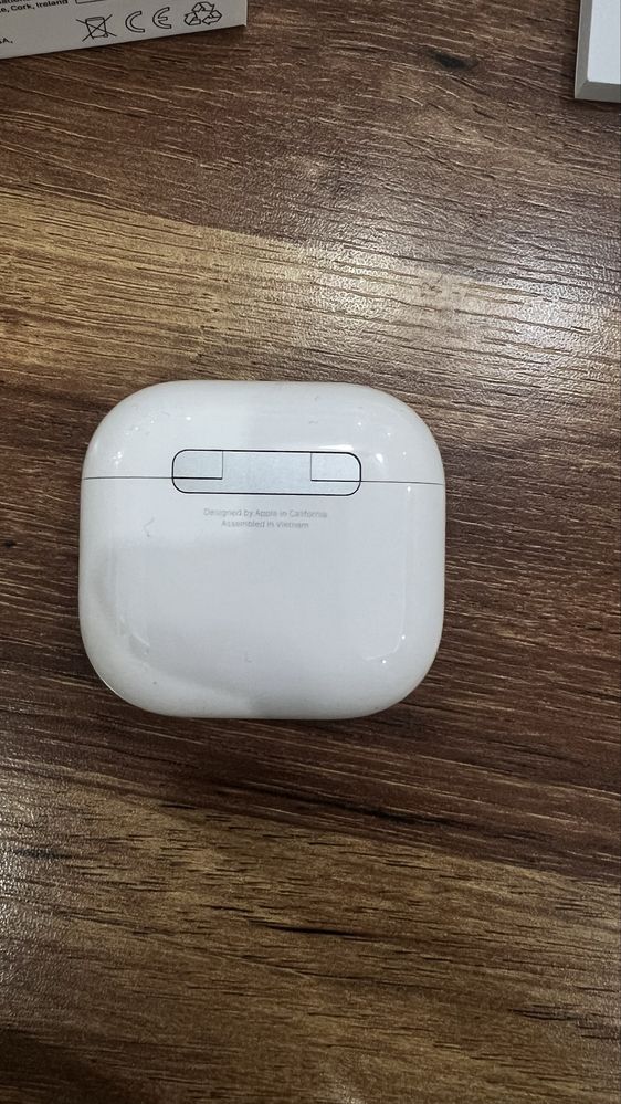 Слушалке Apple AirPods 4 (USB -C)