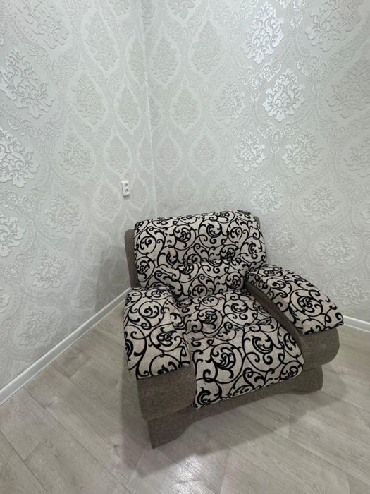 Кухонная и диван за 20000 срочно