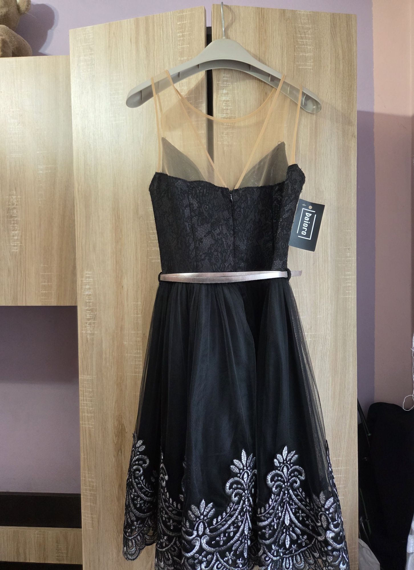 Rochie neagră banchet