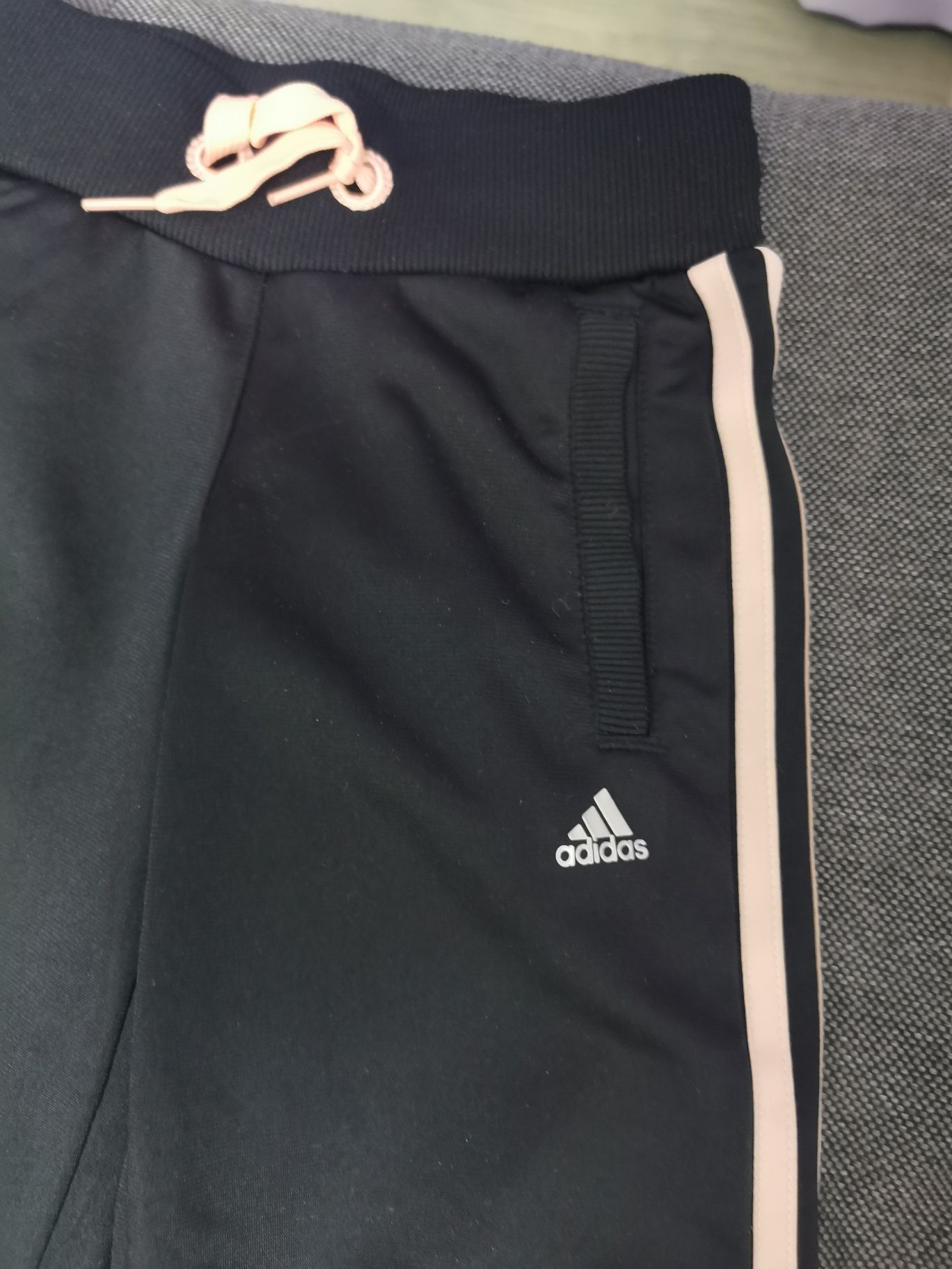 Vând pantaloni trening Adidas copii, noi, 5-6 ani