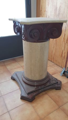 Pedestal din lemn si marmura