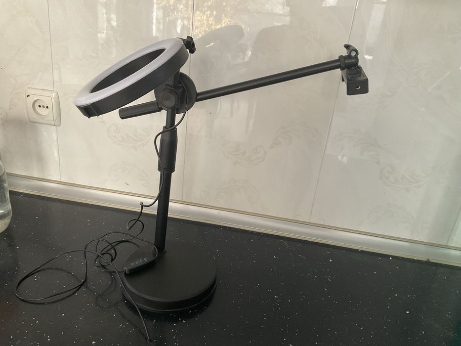 Держатель с осветительной лампой для съемки на телефоне