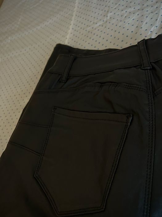 Pantaloni de piele/blugi evazati