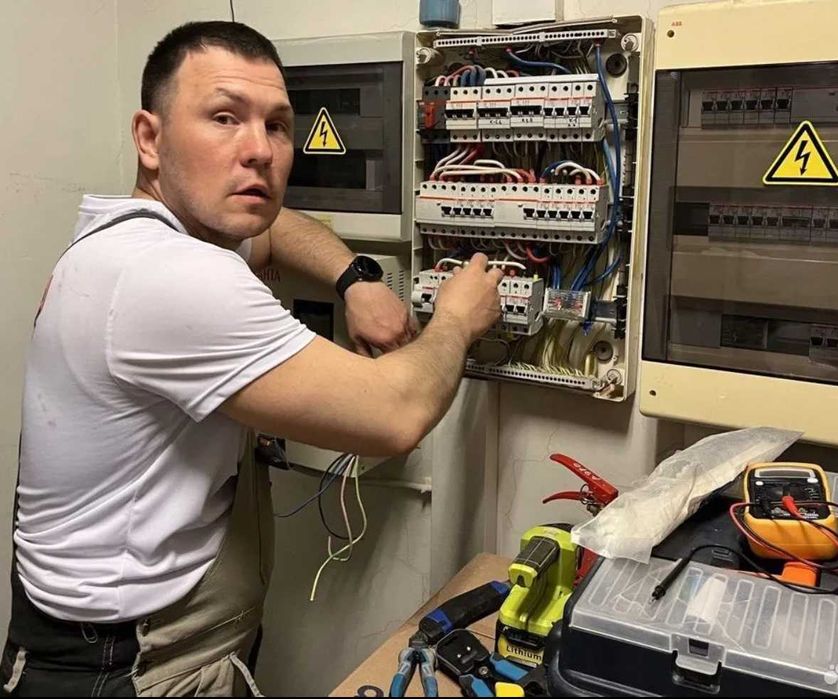 Услуги электрика: установка люстры, замена проводки и розетки!