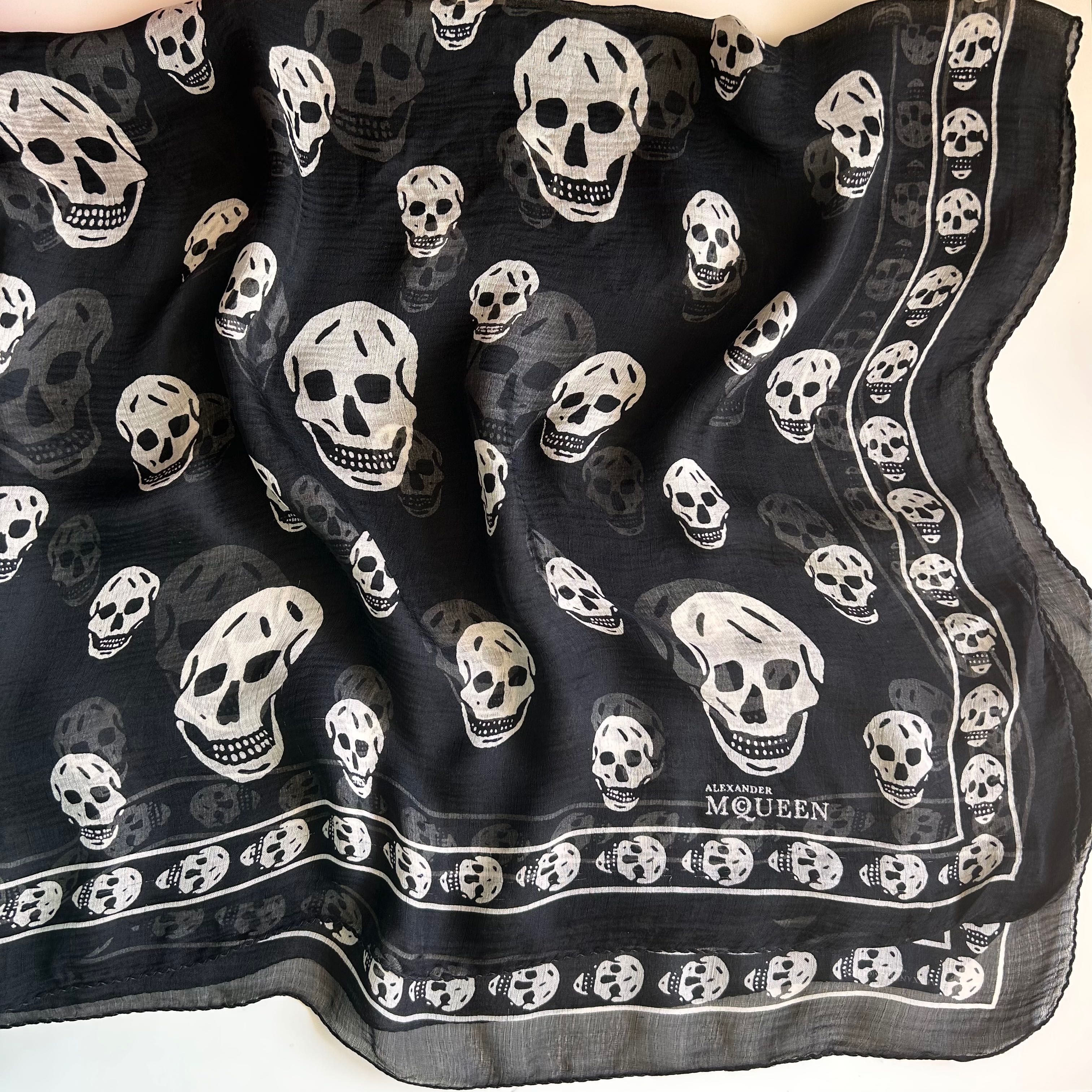 Alexander McQueen оригинален копринен шал на черепи