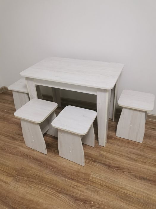 Продам кухонный стол и стулья