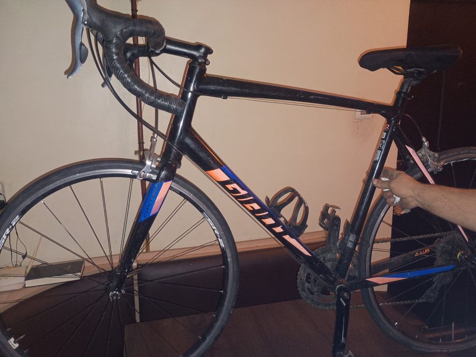 Vând bicicleta șosea