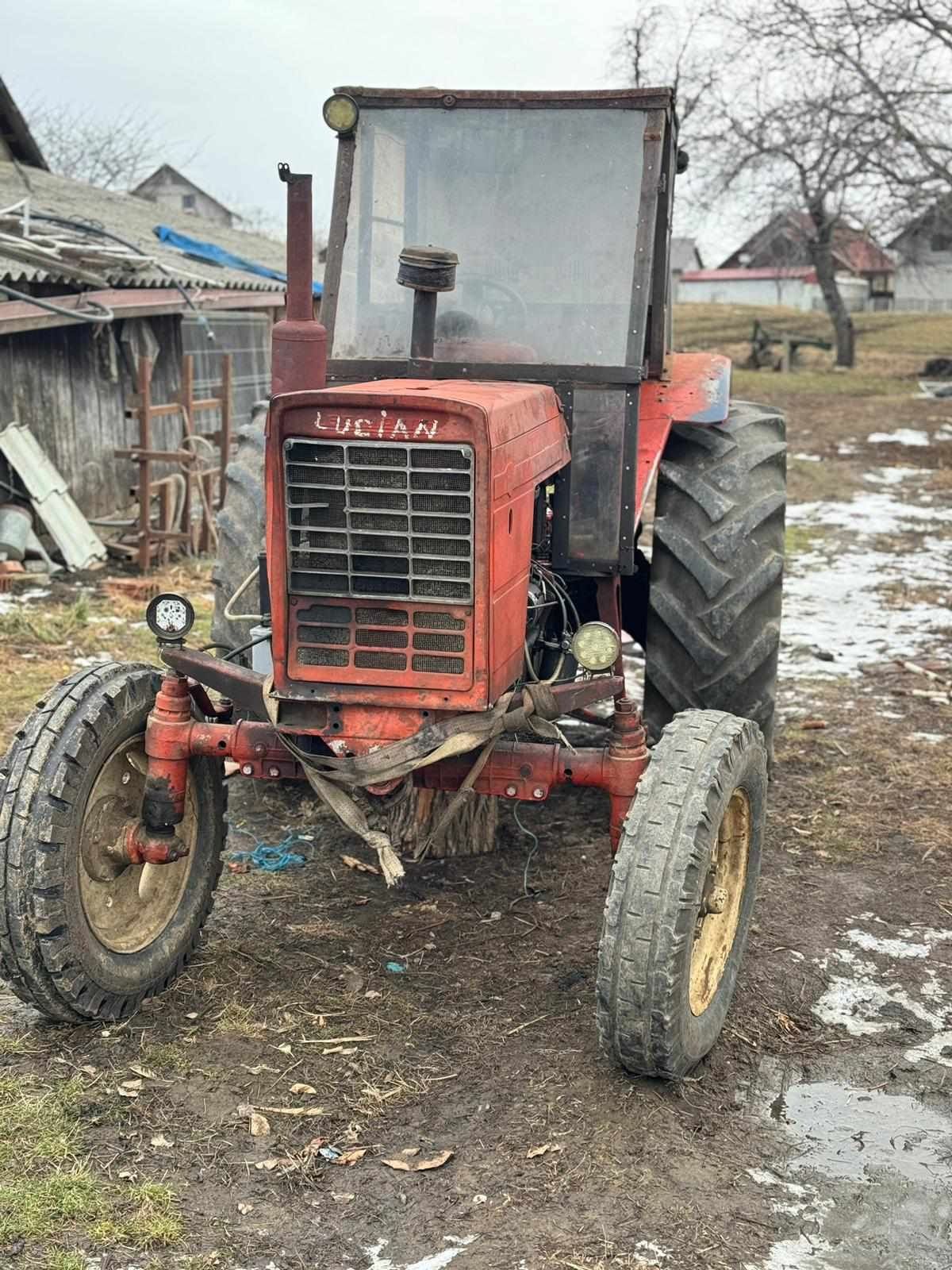 Vând tractor belarus