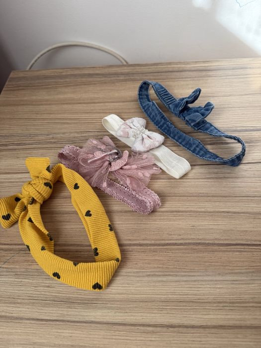 Bentite fetita diferite culori