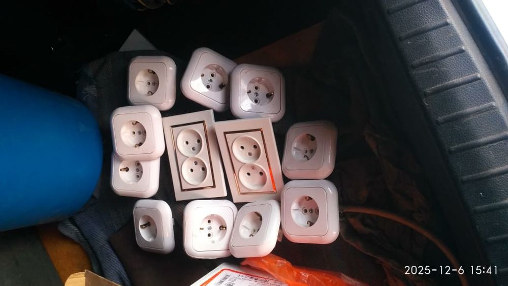 Продам розетка внутренние новые с заземлением