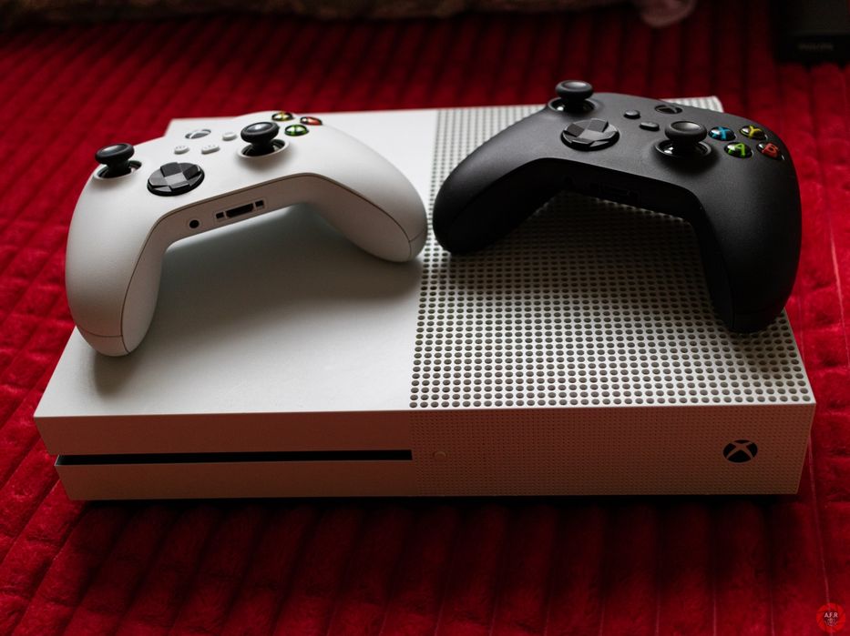 Vând xbox one s 1TB cu 2 manete