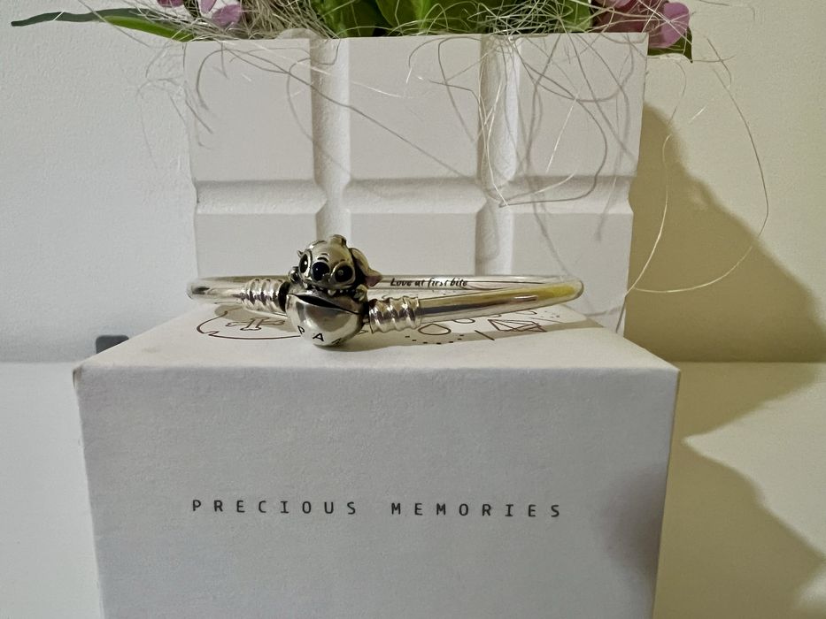 Твърда гривна Pandora Стич “Love at first bite”