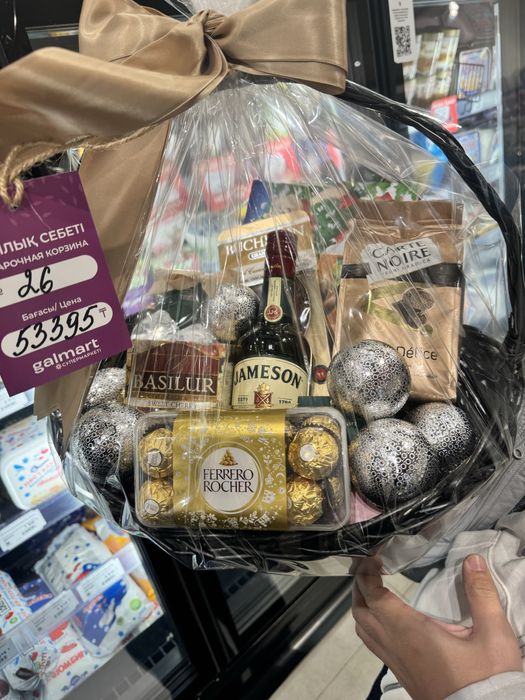 Корзина со сладостями