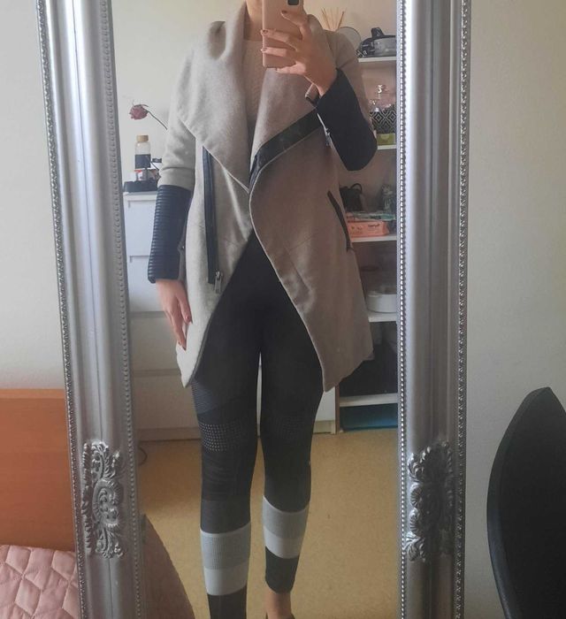 Дамско палто в бежов цвят,запазено.Носено е около 3-4 пъти.