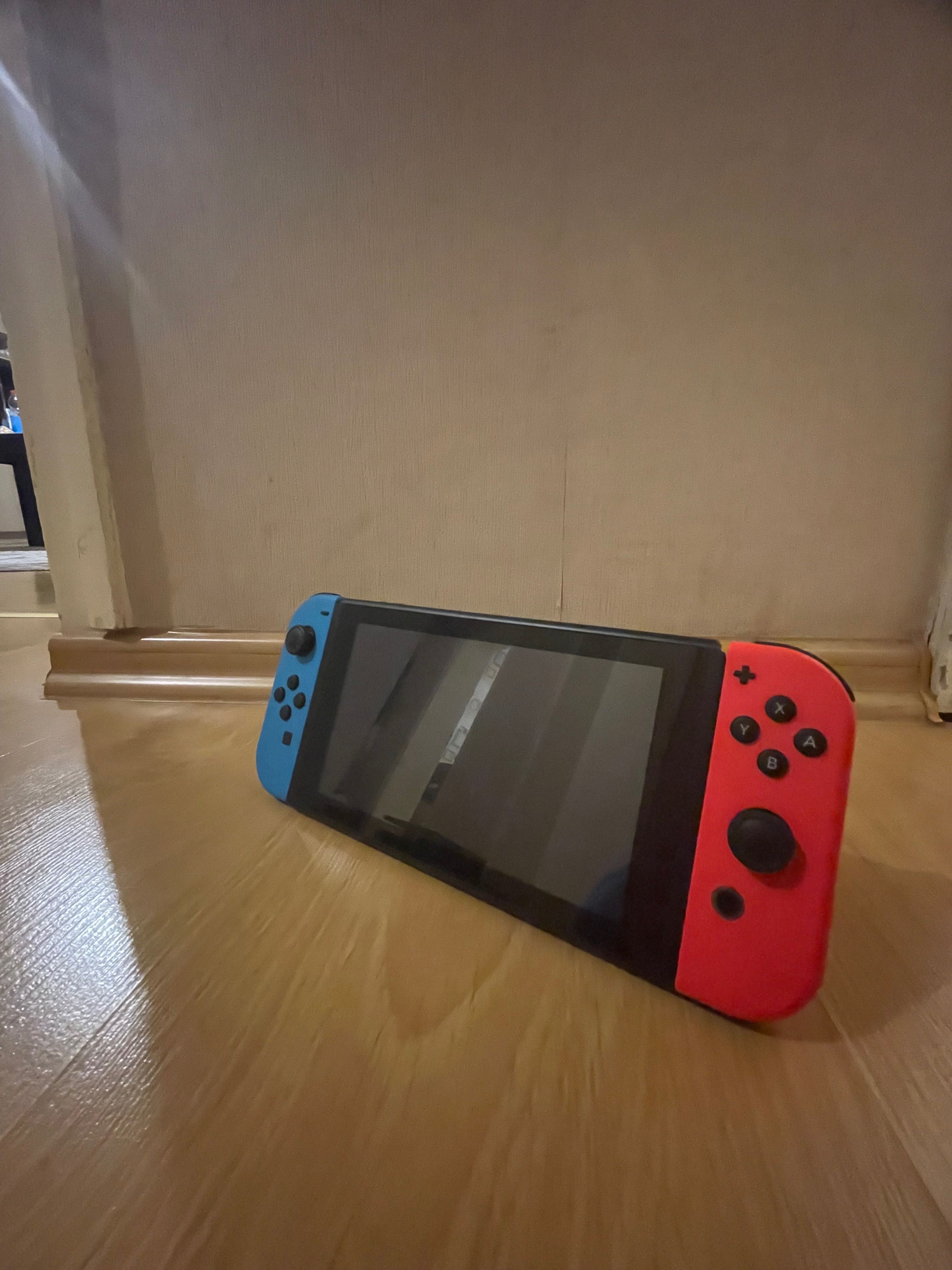 Nintendo switch червен и син джойстик