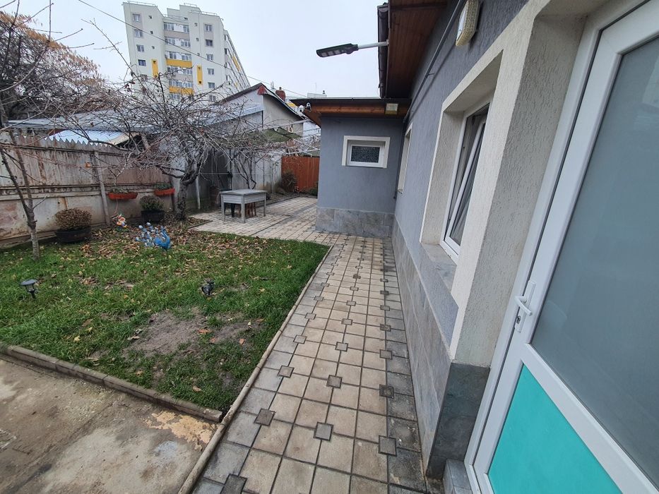 Inchiriez casa la curte