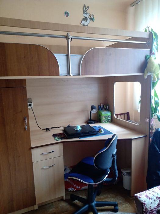 Pat supraetajat cu birou si dulap