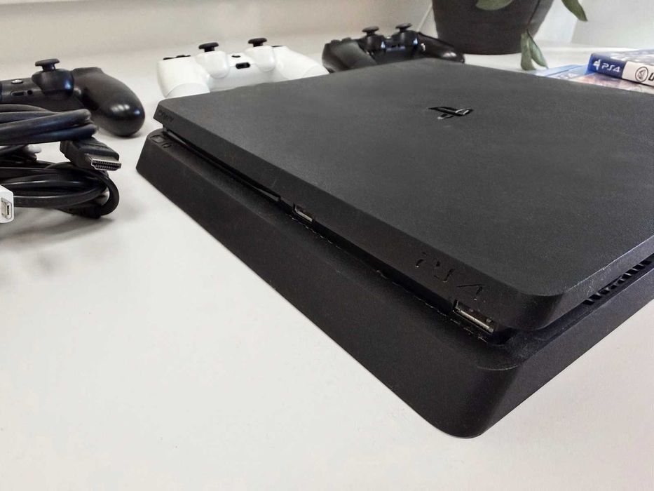 PlayStation 4 с 3 джойстика и игри / много запазен