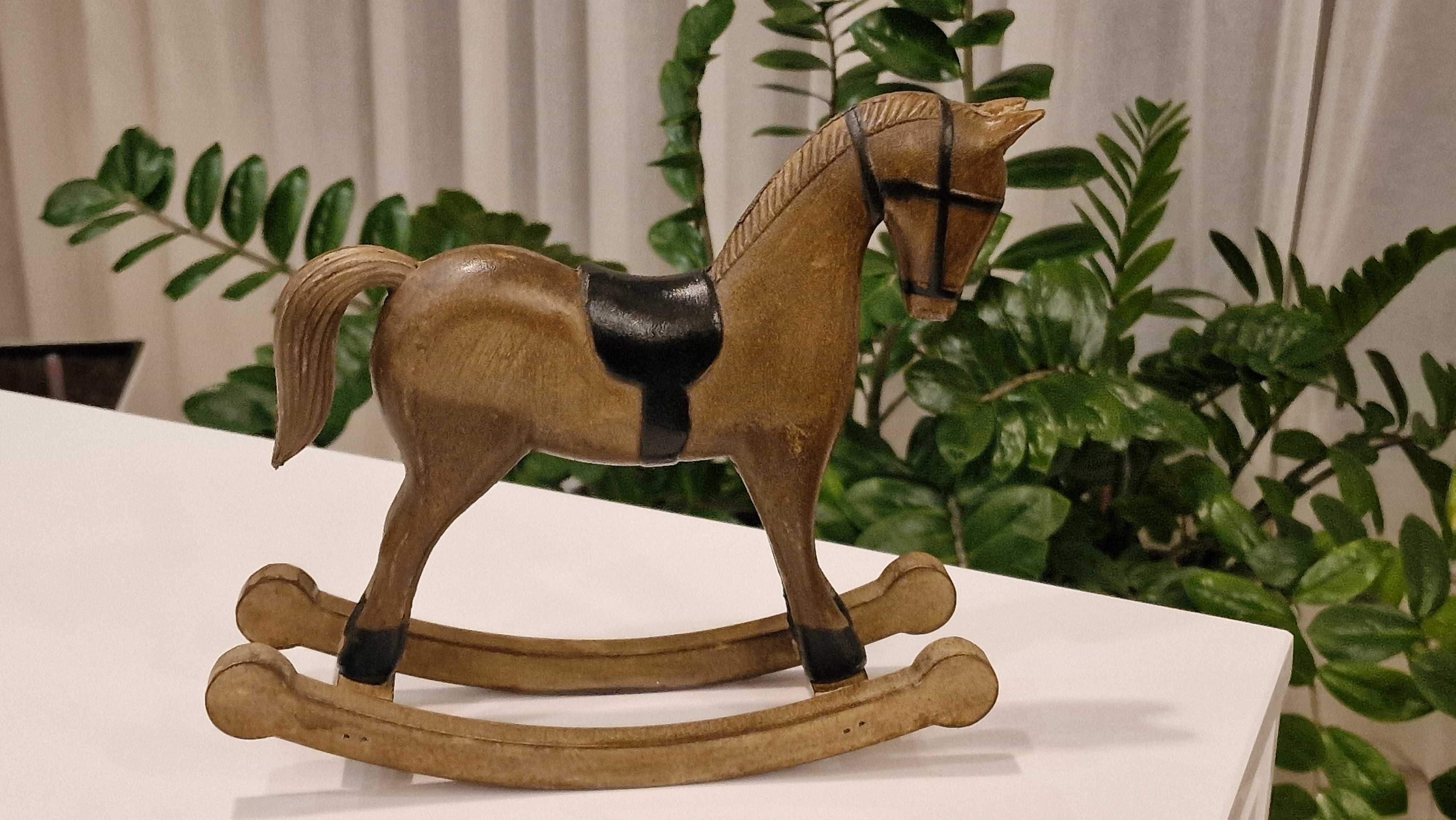 Дървени люлеещи коне–два размера, старинен ефект.