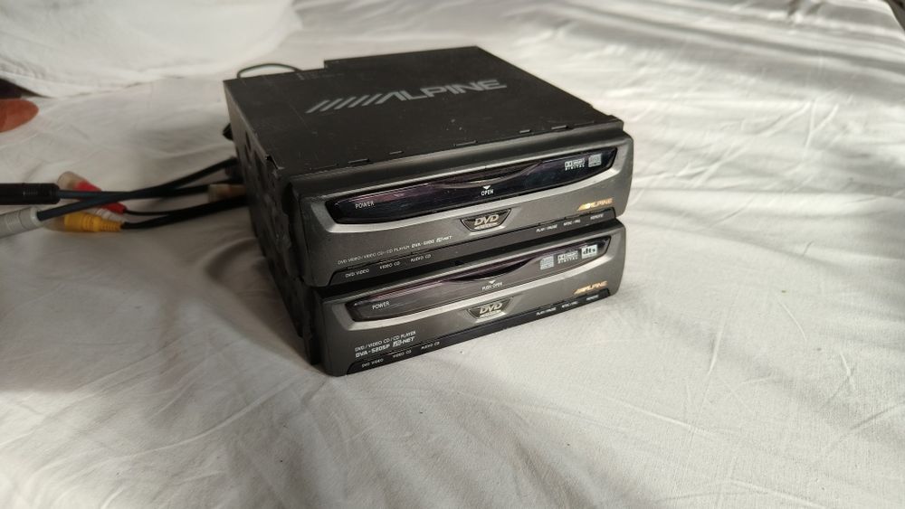 Casetofoane auto Alpine DVA-520SP si DVA 5200