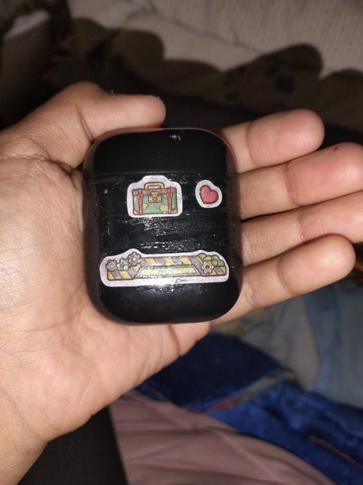 Наушник всё работает зарядку нету