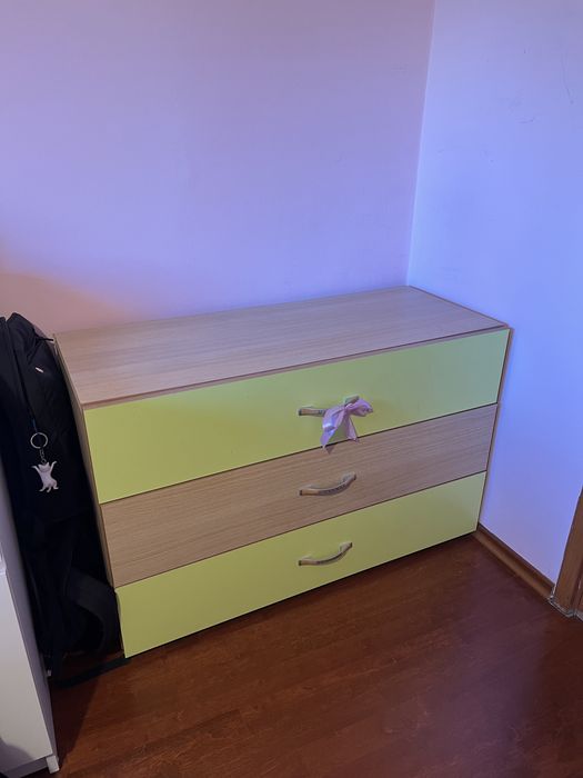 vand comoda 3 sertare verde urgent
