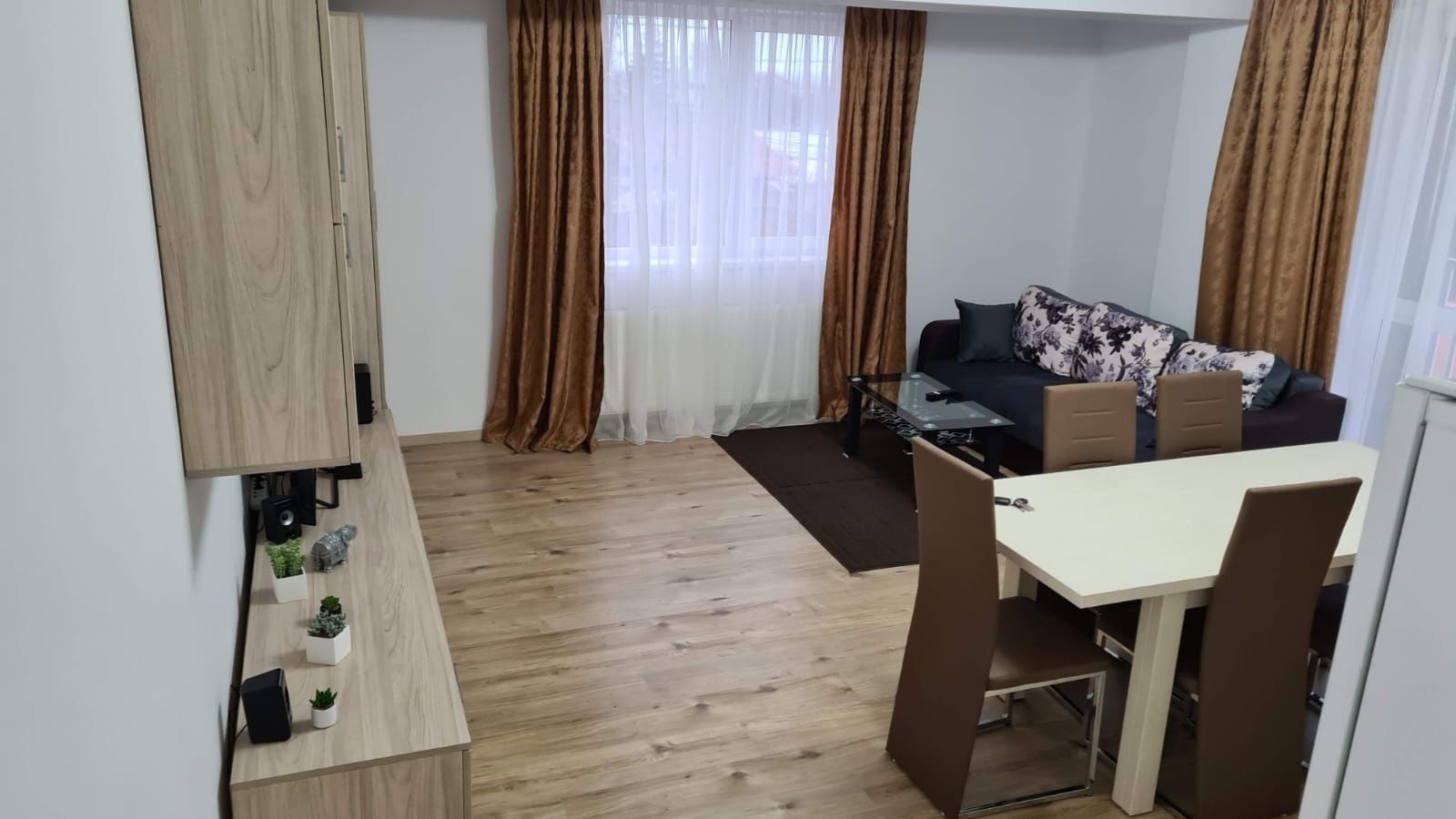 De închiriat apartament 2 camere + 1 loc de parcare