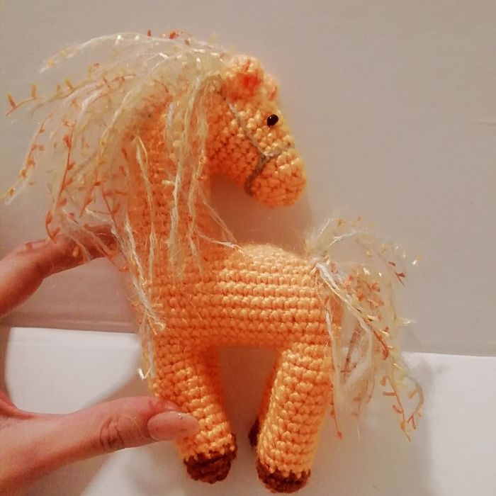 Вязаная лошадка ручной работы - символ 2026 года