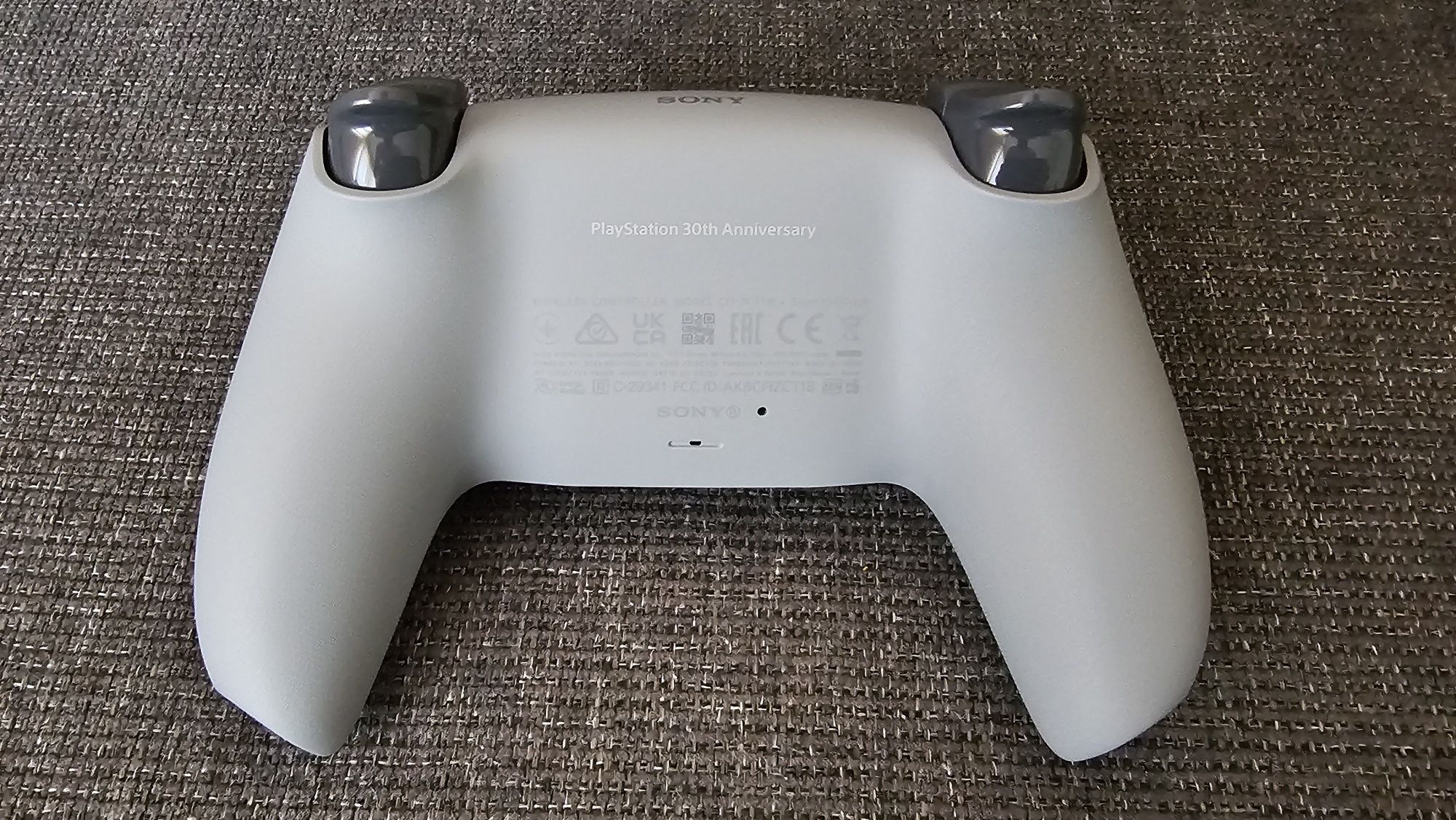 Продавам  DualSense - 30th Anniversary, Limited Edition