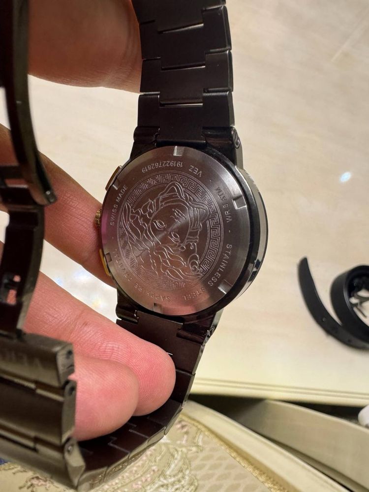 Продаются часы Versace