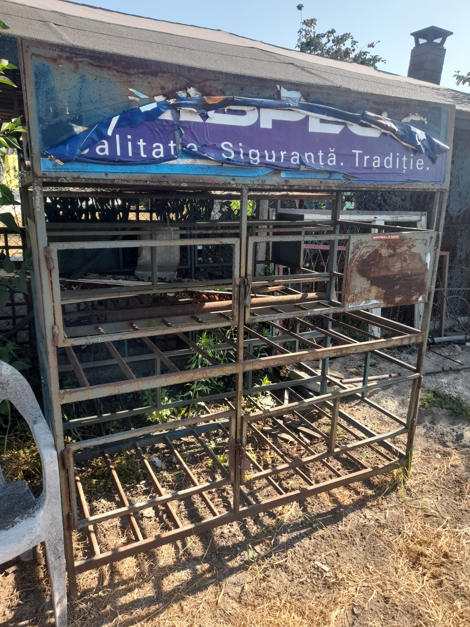 Rastel butelii de vânzare.