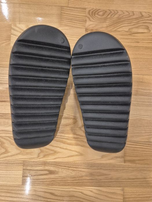 Yeezy slides Noi.