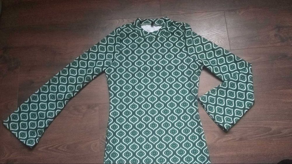 Къса дамска рокля по тялото с широки ръкави TRENDYOL