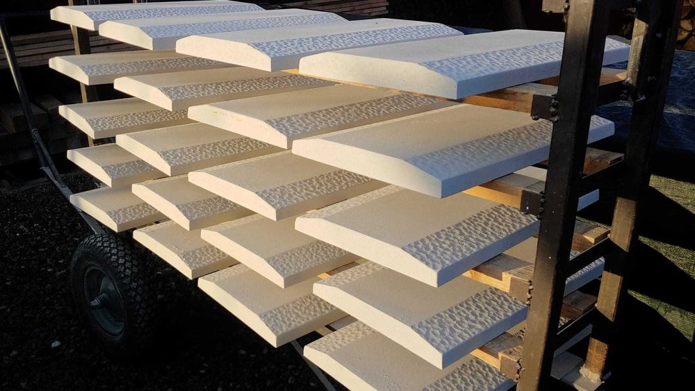 Intervale gard si capace pentru stalpi din beton alb sau crem finisate