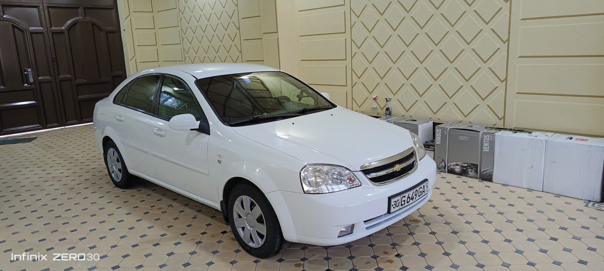 Lasetti 1.8 sotiladi