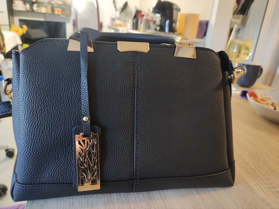 Продавам черна дамска чанта