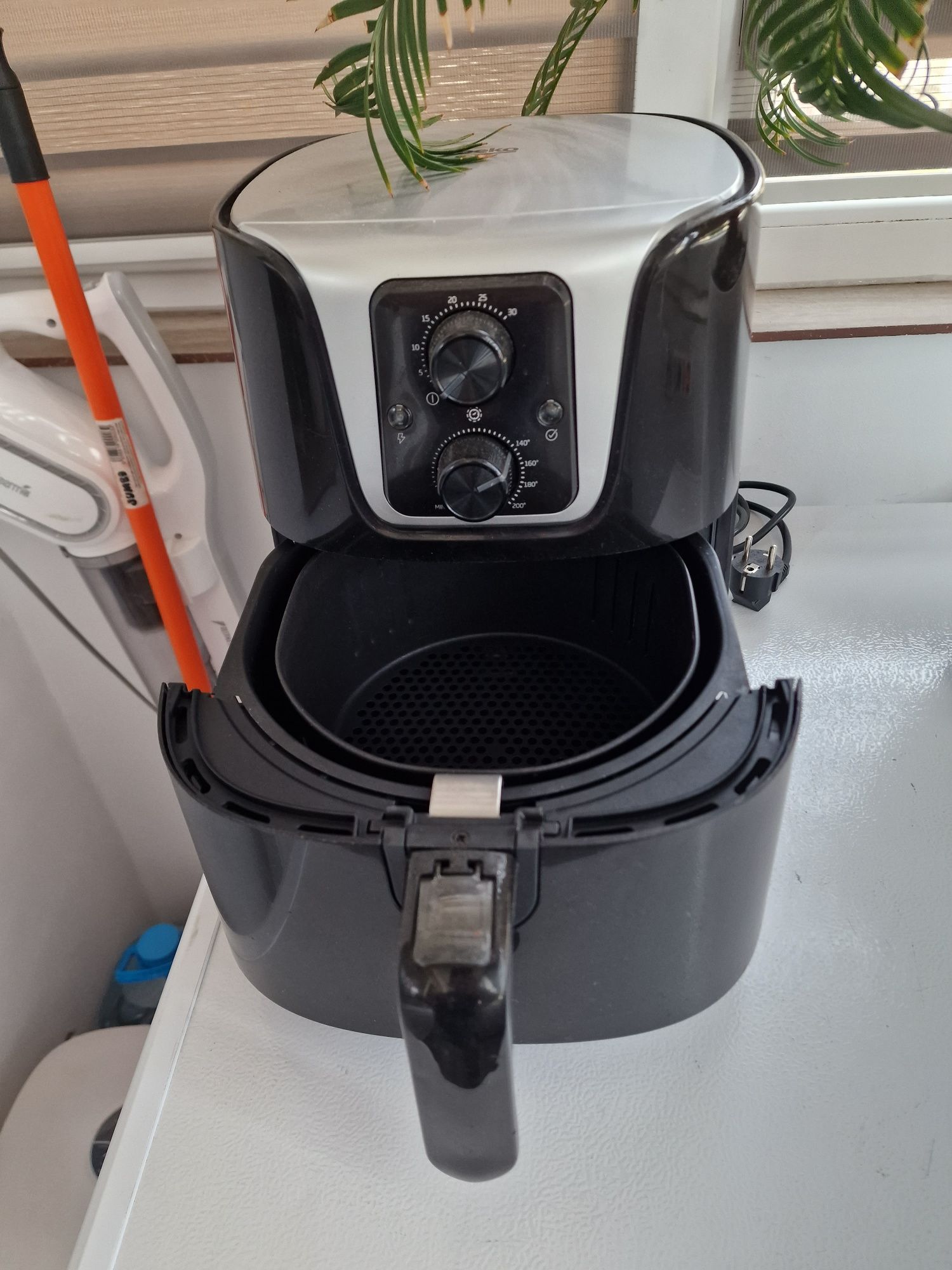 Airfryer  Beko în garanție.