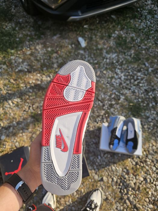 Jordan 4 fire red