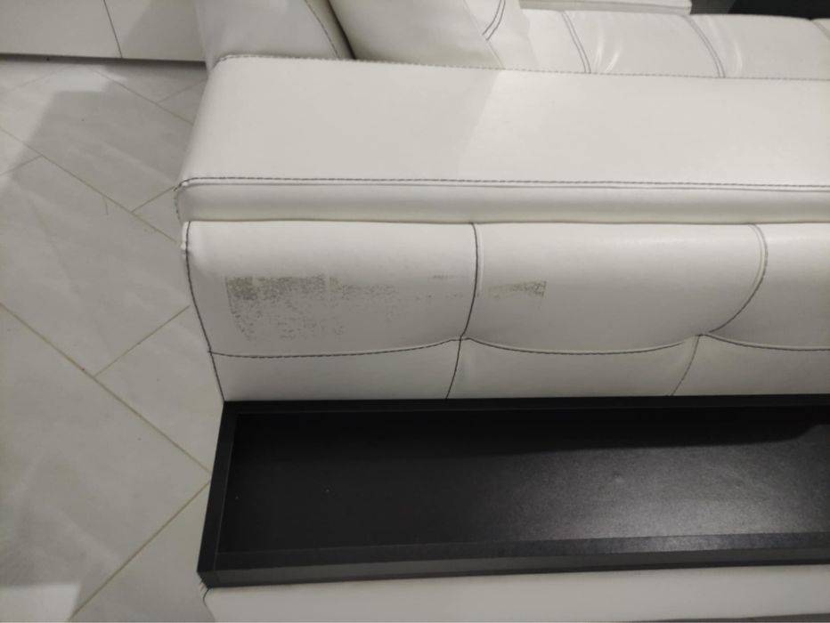 Ъглов диван от еко кожа с рафтове