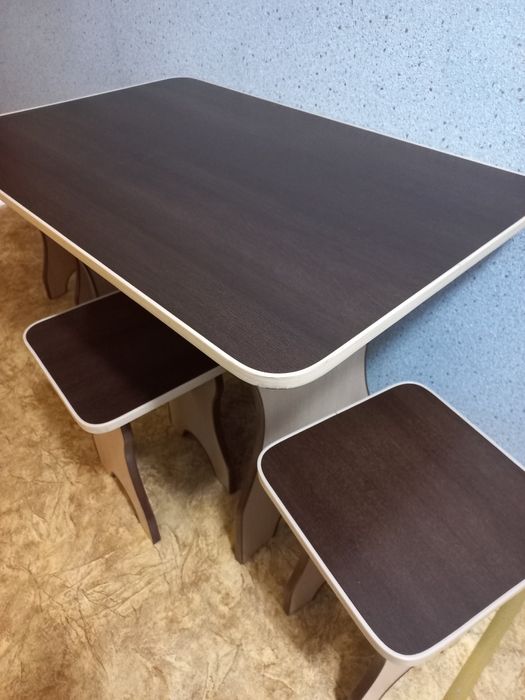 Продам кухонный стол и 4 стула