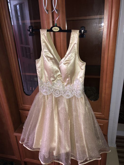 Rochie aurie, marimea M purtata o singura data  pentru orice tip de ev