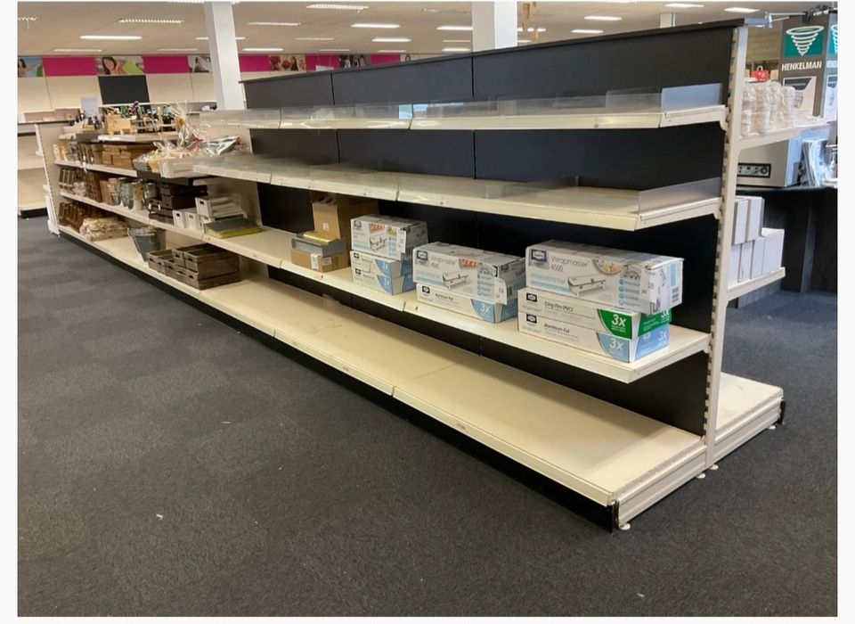 Vând rafturi magazin