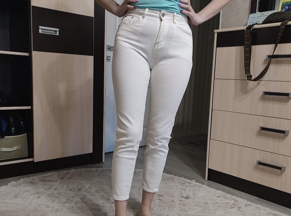 Продам белые джинсы Мом Турция новые 44(27) размер!