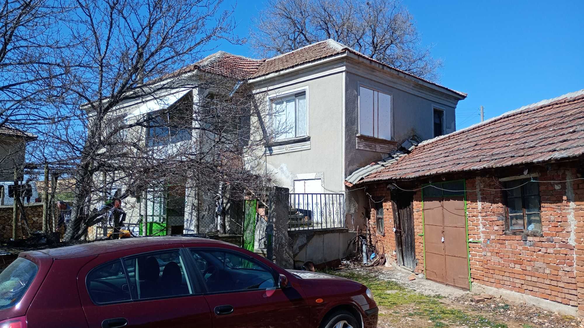 Продавам двуетажна къща с 3300 кв. м. с. Младиново, общ. Свиленград