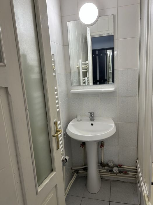 Inchiriez garsoniera Zamca