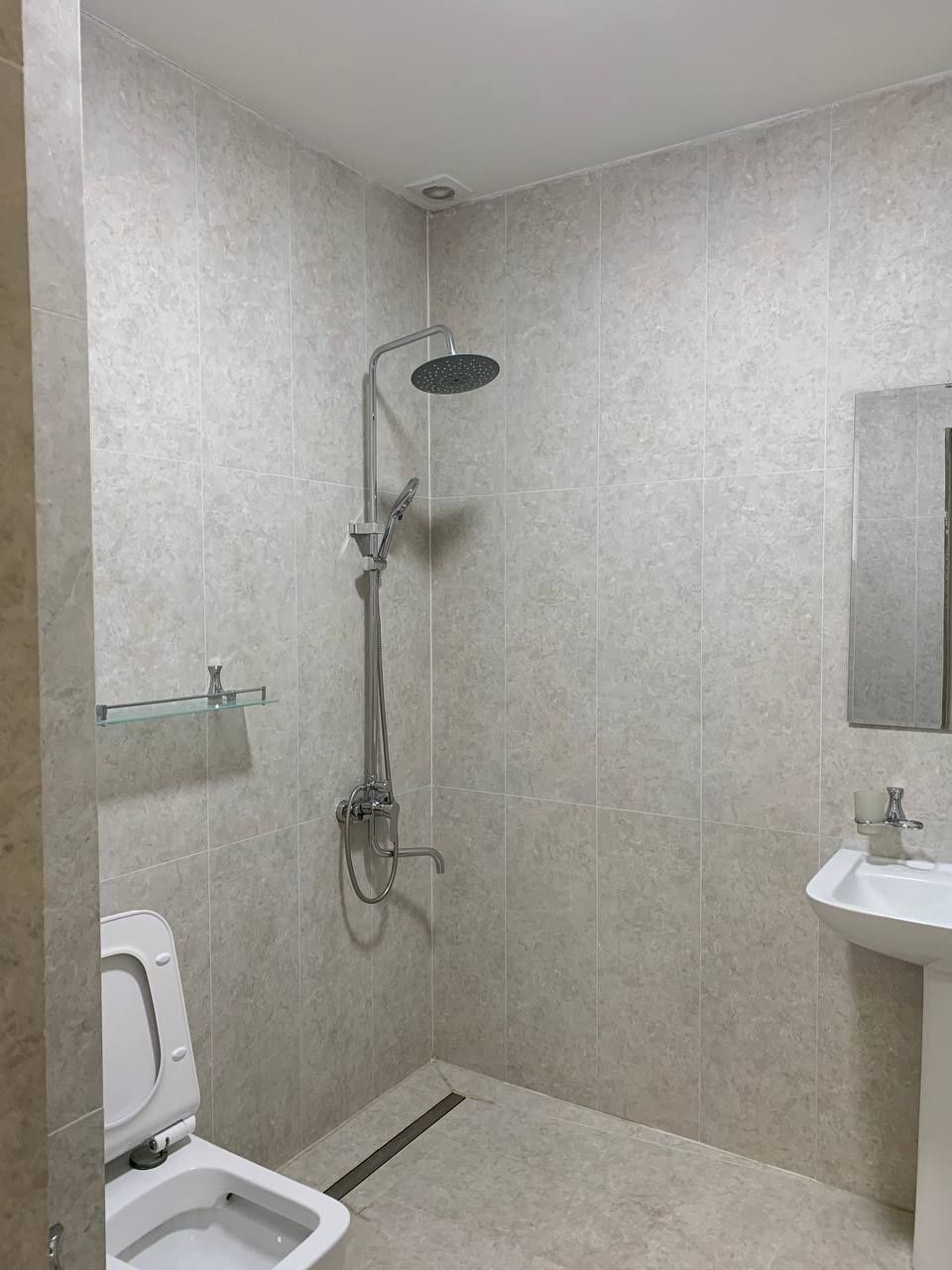 Mehmonxona	Гостиница	Hotel 
Hostel (arzon turar joy)	Хостел	Hostel
M