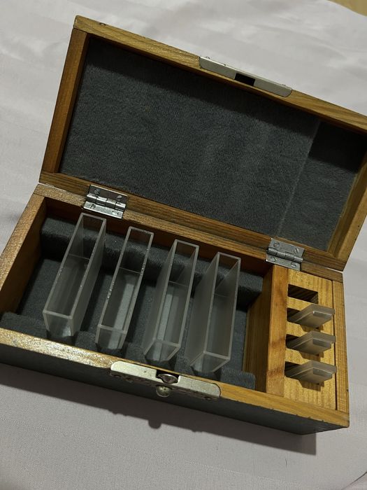 Set 7 cuvete din cuarț pentru laborator si cutia lor de depozitare