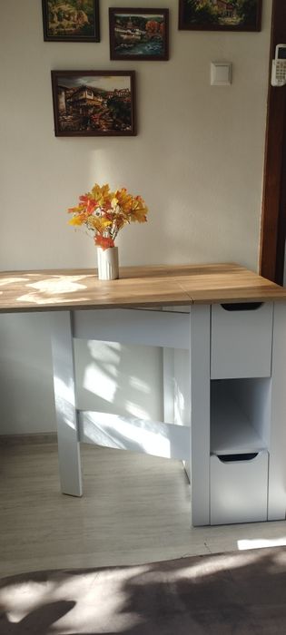 Трапезна разтегателна маса с 4 чекмеджета.