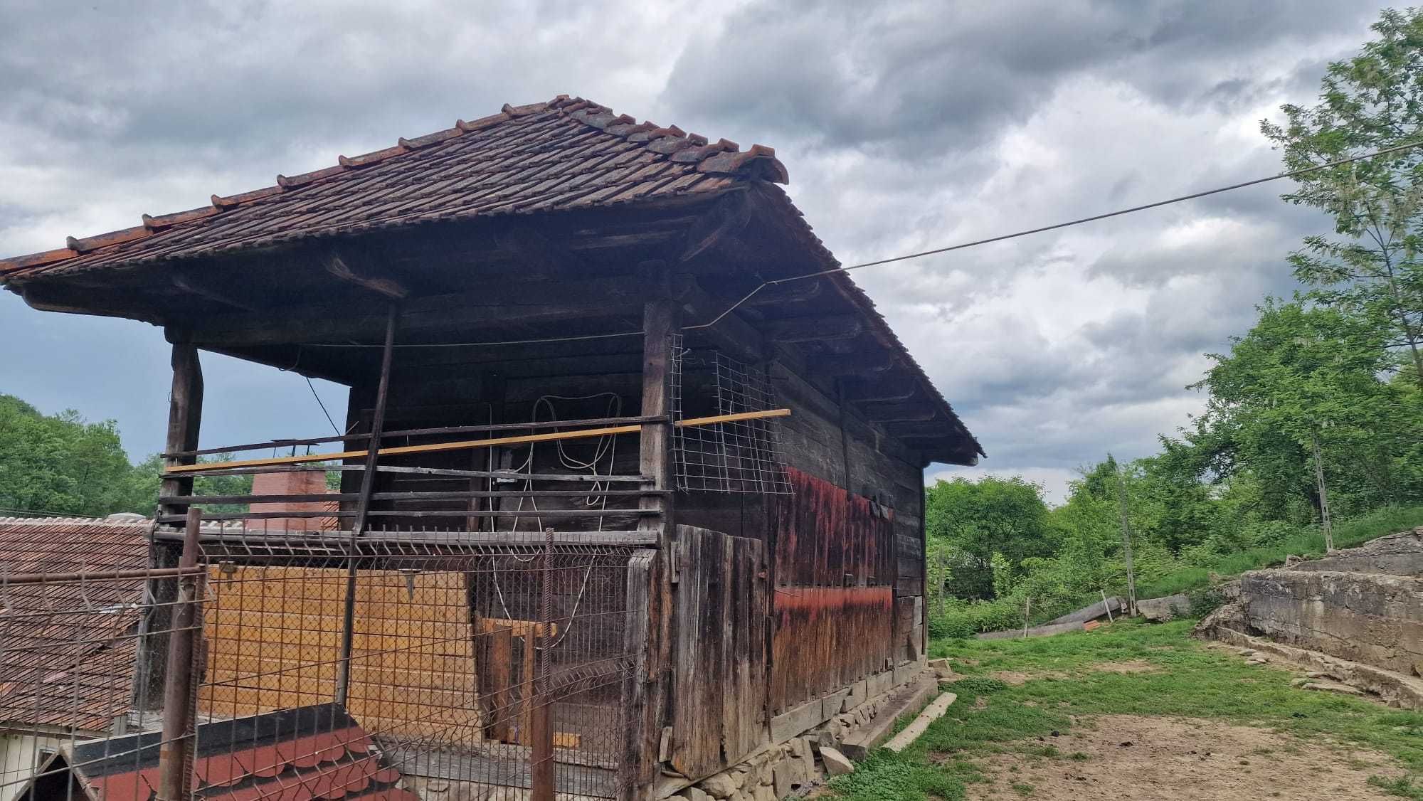 Vând cabană din lemn